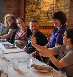 一群人围坐在桌旁