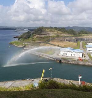 水中有喷泉的水体