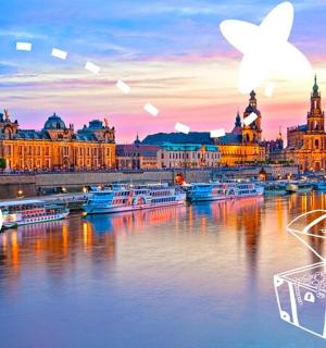 pohled na město s loděmi ve vodě