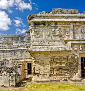 vanha kivirakennus, jonka taustalla on sininen taivas