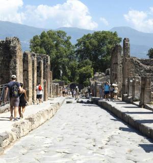 人们在废墟中的街道上行走