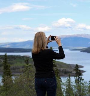 žena fotící jezero