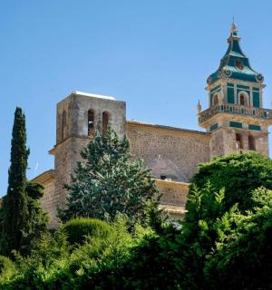 山上一座有钟楼的老建筑