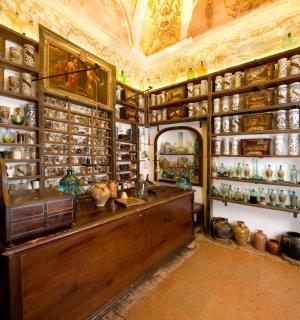 摆满花瓶和其他物品的房间