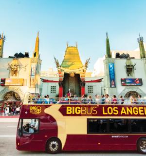 一辆公共汽车沿着建筑物前的街道行驶