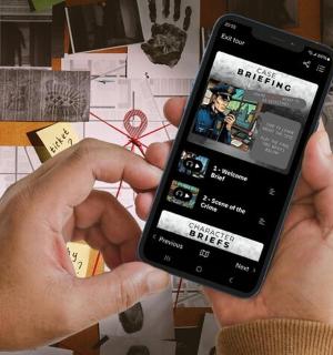 osoba držící v ruce mobilní telefon