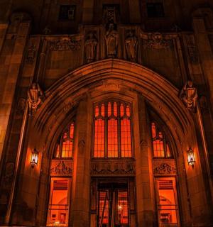 ein großes Gebäude mit Buntglasfenstern darin