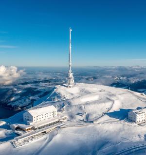 anténa na vrcholu zasněžené hory