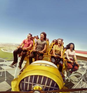 一群人坐过山车