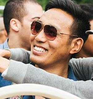 skupina lidí jedoucích v autě