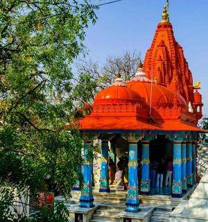 一座带有塔楼的橙色和蓝色大楼