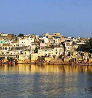 مدينة على شاطئ مسطح مائي