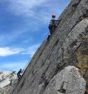 站在山边的男人