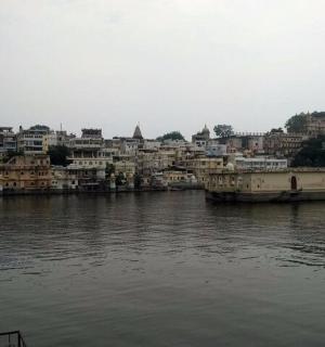 河流、房屋和城市的景色