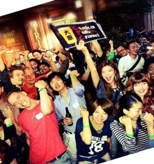 聚会上站在人群中的一群人