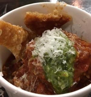 一碗有肉和奶酪的食物