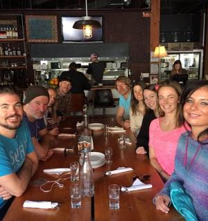 一群人坐在酒吧里