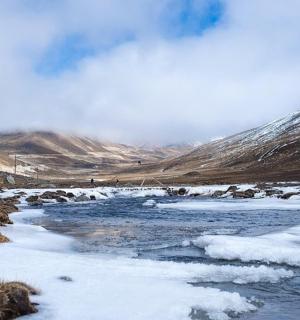 山边有一条积雪的河流