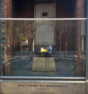 建筑物窗户里的壁炉