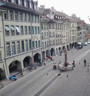 城市街道上有建筑物,街上还有行人