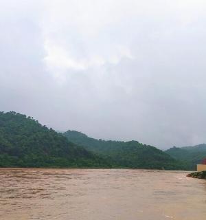 站在河中央的男人雕像