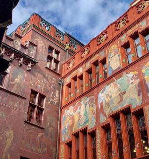 侧面有绘画的建筑物