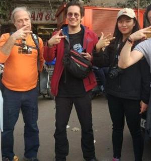 一群人摆姿势拍照