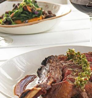 一盘牛排、一碗沙拉和酒杯