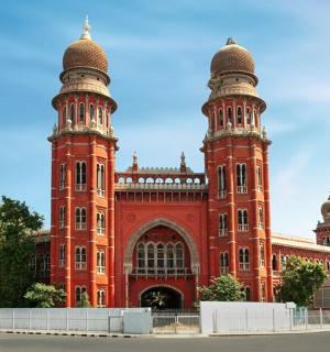 一座红色的建筑，顶部有两座塔楼