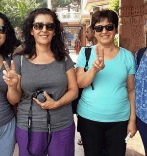 四名女子摆出和平手势拍照