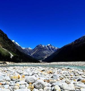 一条河流，背景是岩石和山脉