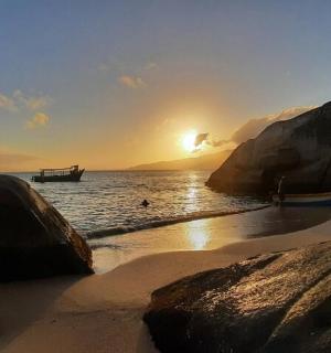 海滩上的日落和水中的一艘船