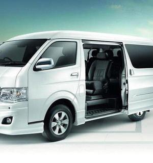 en hvid varevogn parkeret på en parkeringsplads