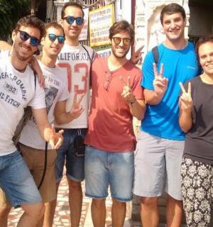 一群人摆姿势拍照