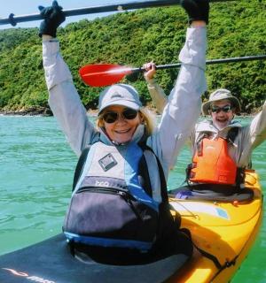 两个人在水中划皮艇