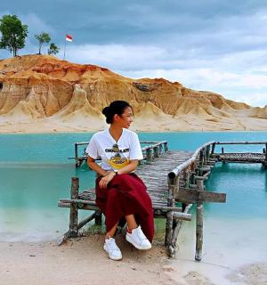 žena sedící na lavičce u vody