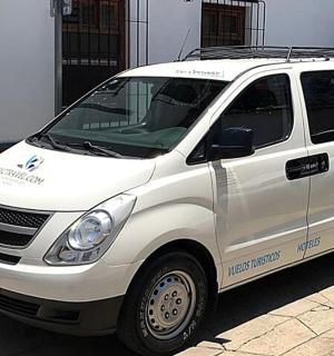 bílá dodávka zaparkovaná před budovou