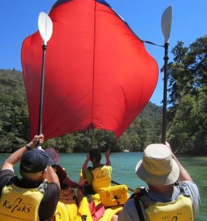 一群人坐在一艘红帆船上