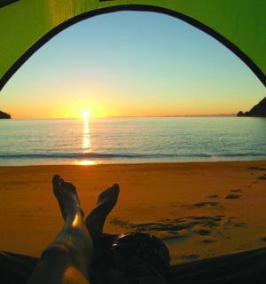 一个人躺在沙滩上看日落