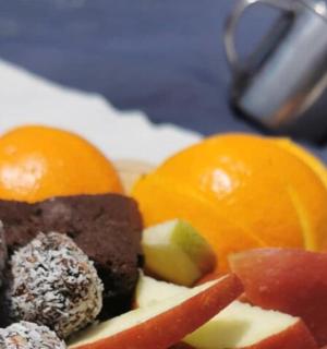 桌上有一盘水果