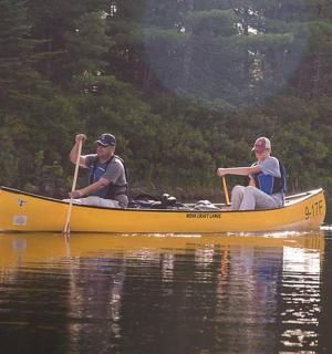 两名男子在水上的黄色船上