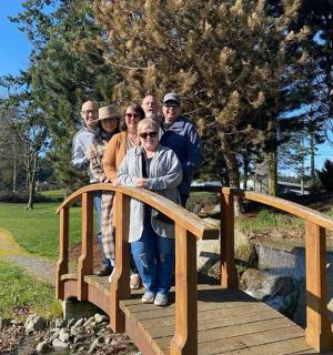 一群人站在木桥上