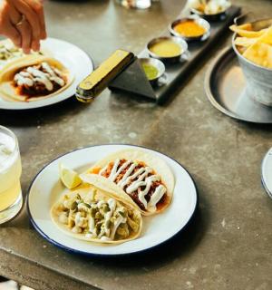 桌子上摆满了食物和饮料