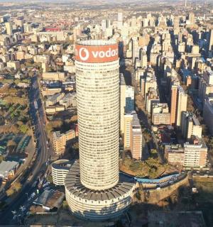 带有视频点播标志的建筑物的俯视图