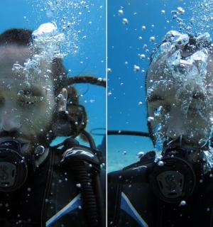 suda bir örümcekle dalış kıyafeti giymiş bir adam