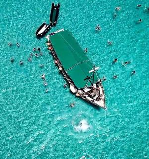 水中载有人的船