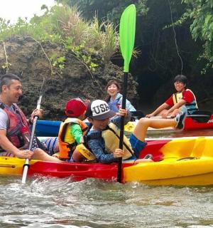 一群人在水中的木筏上
