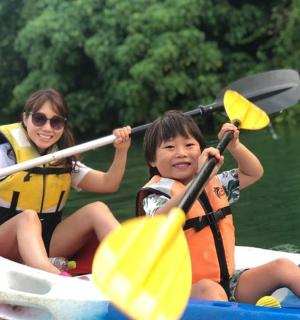 两人在河上划皮划艇