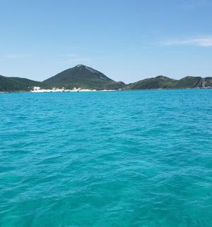一大片水域,背景是群山