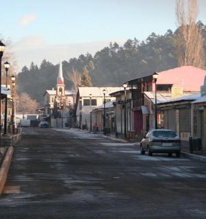 ulice ve městě s autem zaparkovaným na silnici